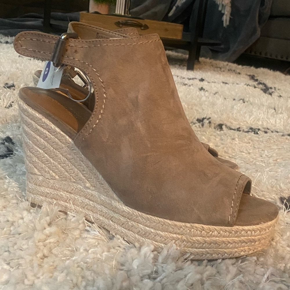 Targets universal thread suede wedges